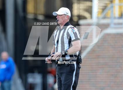 Thumbnail 3 in St. Pius X vs. St. Mary's - MSHSAA Class 3 Show-Me Bowl photogallery.