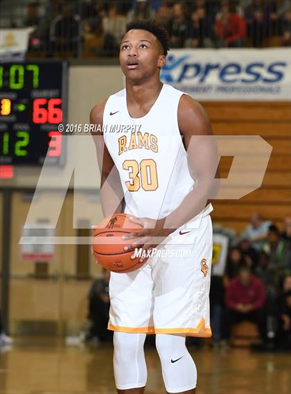 Thumbnail 2 in Nathan Hale vs. Central Catholic (Les Schwab Invitational) photogallery.