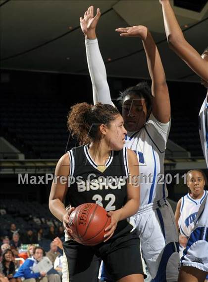 Thumbnail 3 in Windward vs. Bishop Montgomery (CIF SS 4AA Final) photogallery.