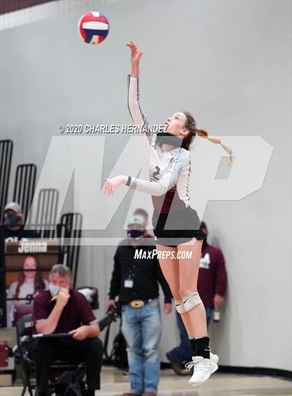 Thumbnail 2 in Thrall vs. Iola (UIL 2A State Semifinal) photogallery.