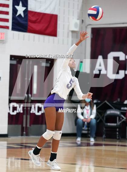 Thumbnail 2 in Thrall vs. Iola (UIL 2A State Semifinal) photogallery.