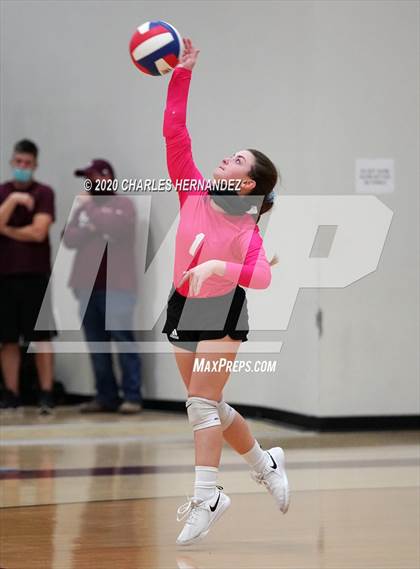 Thumbnail 1 in Thrall vs. Iola (UIL 2A State Semifinal) photogallery.