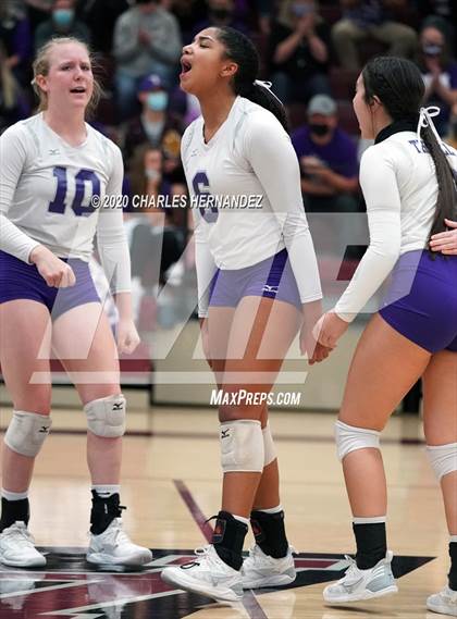 Thumbnail 2 in Thrall vs. Iola (UIL 2A State Semifinal) photogallery.