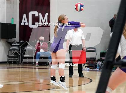 Thumbnail 1 in Thrall vs. Iola (UIL 2A State Semifinal) photogallery.