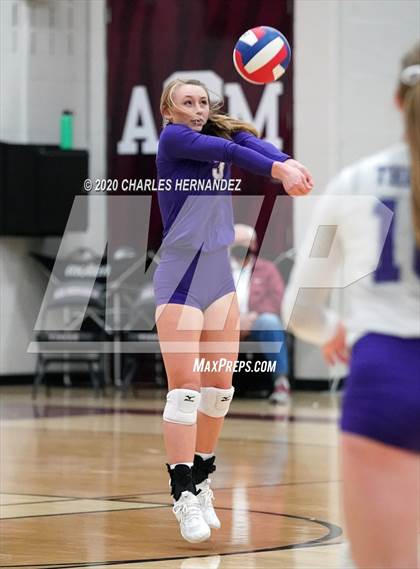 Thumbnail 2 in Thrall vs. Iola (UIL 2A State Semifinal) photogallery.