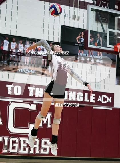 Thumbnail 3 in Thrall vs. Iola (UIL 2A State Semifinal) photogallery.
