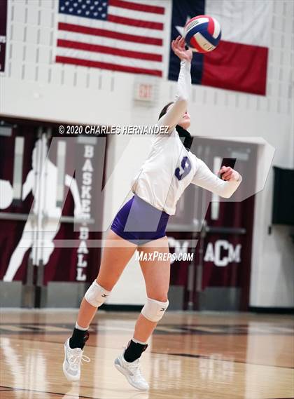 Thumbnail 3 in Thrall vs. Iola (UIL 2A State Semifinal) photogallery.