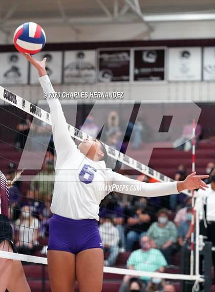 Thumbnail 1 in Thrall vs. Iola (UIL 2A State Semifinal) photogallery.