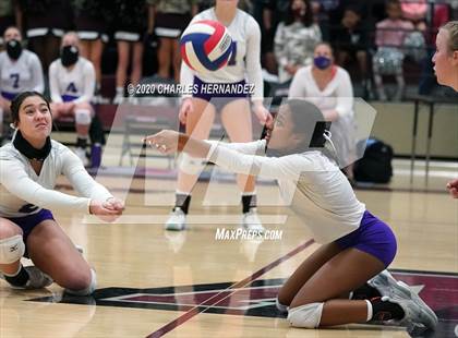 Thumbnail 2 in Thrall vs. Iola (UIL 2A State Semifinal) photogallery.