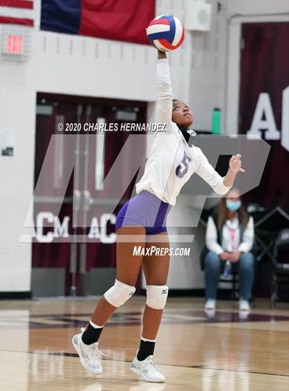 Thumbnail 1 in Thrall vs. Iola (UIL 2A State Semifinal) photogallery.