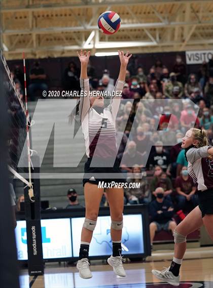 Thumbnail 1 in Thrall vs. Iola (UIL 2A State Semifinal) photogallery.