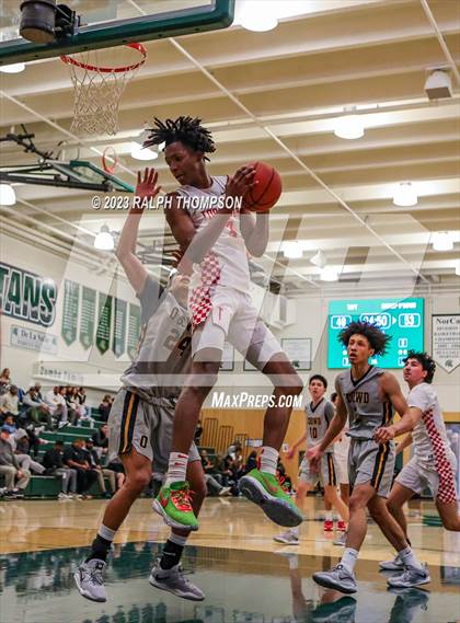 Thumbnail 1 in Bishop O'Dowd vs. Taft (MLK Classic @ De La Salle) photogallery.