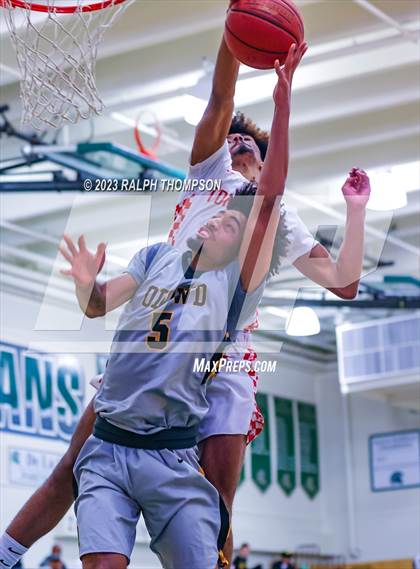 Thumbnail 3 in Bishop O'Dowd vs. Taft (MLK Classic @ De La Salle) photogallery.