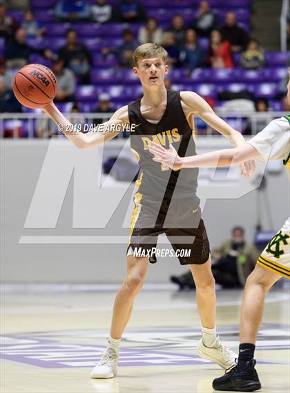 Thumbnail 2 in Davis vs. Kearns (UHSAA 6A Quarterfinal) photogallery.