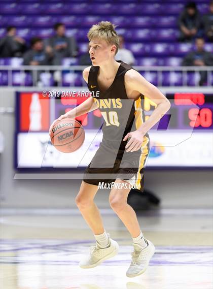 Thumbnail 2 in Davis vs. Kearns (UHSAA 6A Quarterfinal) photogallery.