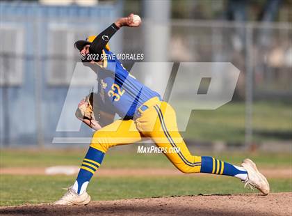 Thumbnail 2 in Bishop Amat vs La Salle photogallery.