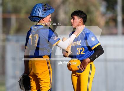 Thumbnail 3 in Bishop Amat vs La Salle photogallery.