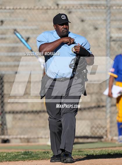 Thumbnail 3 in Bishop Amat vs La Salle photogallery.