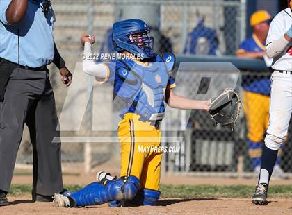 Thumbnail 3 in Bishop Amat vs La Salle photogallery.