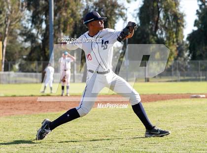 Thumbnail 3 in Bishop Amat vs La Salle photogallery.
