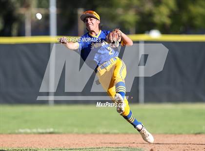 Thumbnail 2 in Bishop Amat vs La Salle photogallery.
