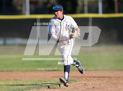 Thumbnail 3 in Bishop Amat vs La Salle photogallery.