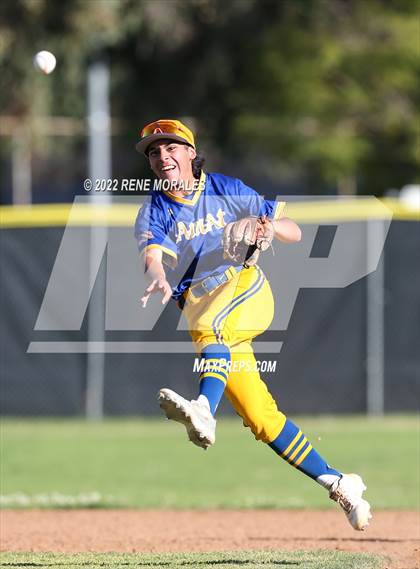Thumbnail 3 in Bishop Amat vs La Salle photogallery.
