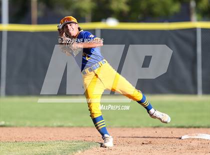 Thumbnail 3 in Bishop Amat vs La Salle photogallery.
