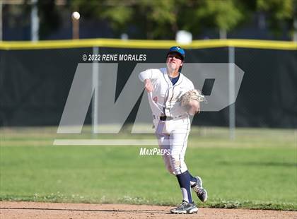 Thumbnail 3 in Bishop Amat vs La Salle photogallery.