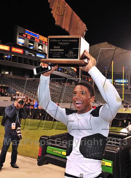 Thumbnail 2 in De La Salle vs. St. John Bosco (CIF State Open Divsion Final) photogallery.
