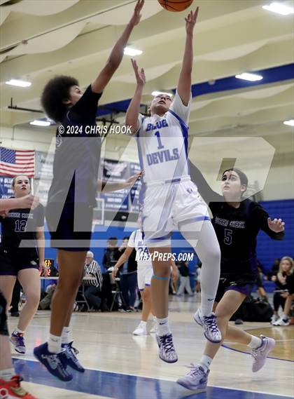Thumbnail 1 in Queen Creek vs Sunnyside (Inferno Invitational) photogallery.