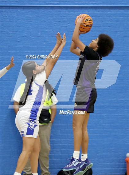 Thumbnail 3 in Queen Creek vs Sunnyside (Inferno Invitational) photogallery.
