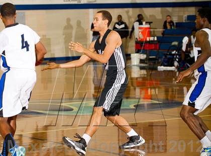 Thumbnail 3 in Clark (San Antonio) vs Westside (Houston) (McDonald's Texas Invitational) photogallery.