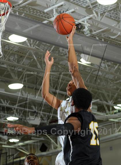 Thumbnail 2 in Wenonah vs. Long Beach Poly (MaxPreps Holiday Classic) photogallery.
