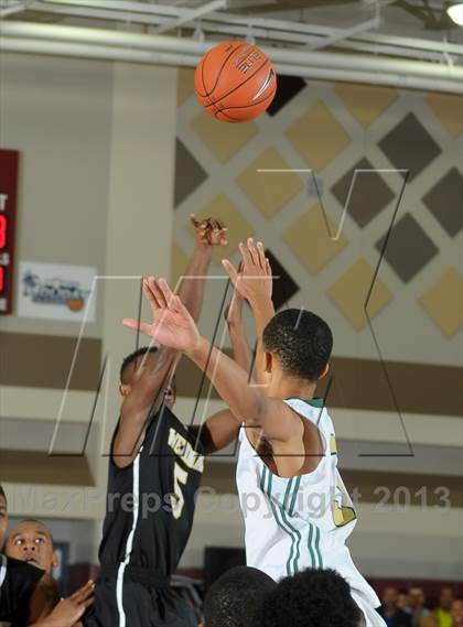 Thumbnail 2 in Wenonah vs. Long Beach Poly (MaxPreps Holiday Classic) photogallery.