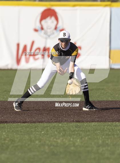 Thumbnail 3 in Bellevue vs St. Henry photogallery.
