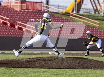 Thumbnail 1 in Bellevue vs St. Henry photogallery.