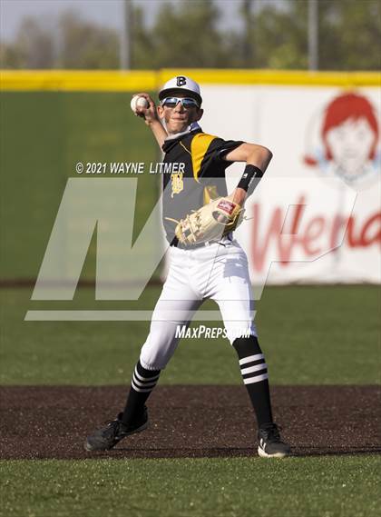 Thumbnail 1 in Bellevue vs St. Henry photogallery.