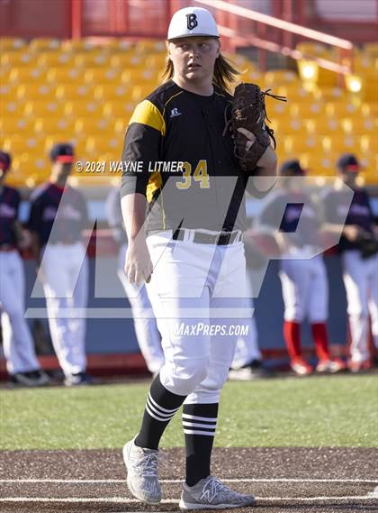 Thumbnail 1 in Bellevue vs St. Henry photogallery.