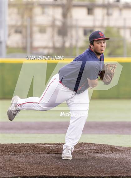 Thumbnail 1 in Bellevue vs St. Henry photogallery.