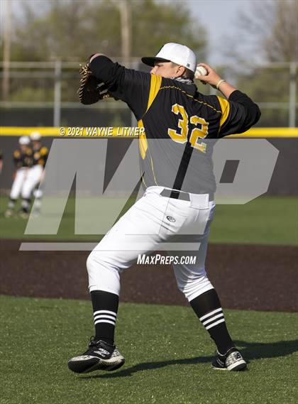 Thumbnail 3 in Bellevue vs St. Henry photogallery.