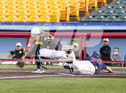 Thumbnail 3 in Bellevue vs St. Henry photogallery.