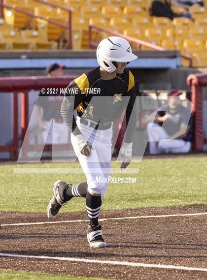 Thumbnail 3 in Bellevue vs St. Henry photogallery.