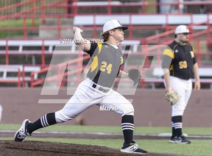Thumbnail 3 in Bellevue vs St. Henry photogallery.