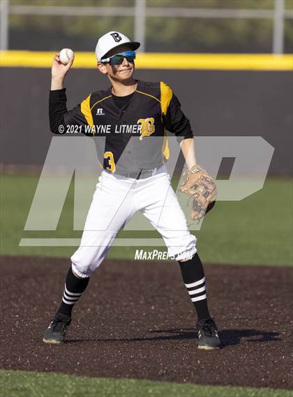 Thumbnail 1 in Bellevue vs St. Henry photogallery.