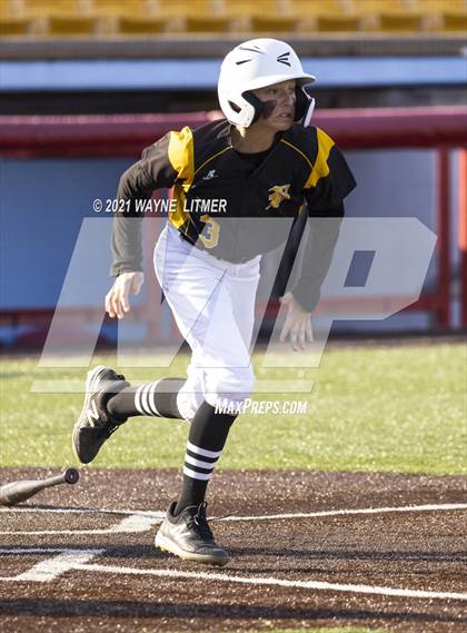 Thumbnail 1 in Bellevue vs St. Henry photogallery.