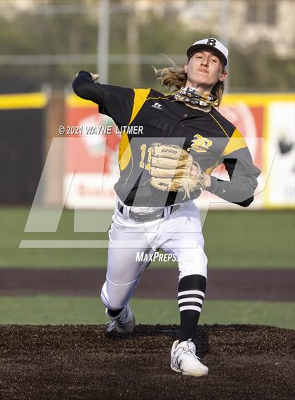 Thumbnail 3 in Bellevue vs St. Henry photogallery.