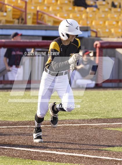 Thumbnail 1 in Bellevue vs St. Henry photogallery.