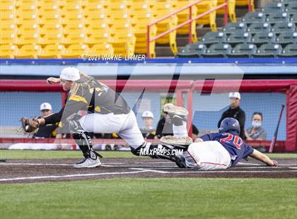 Thumbnail 1 in Bellevue vs St. Henry photogallery.