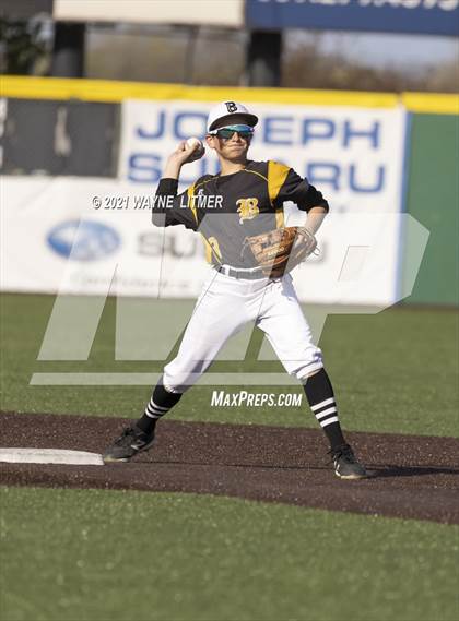 Thumbnail 2 in Bellevue vs St. Henry photogallery.